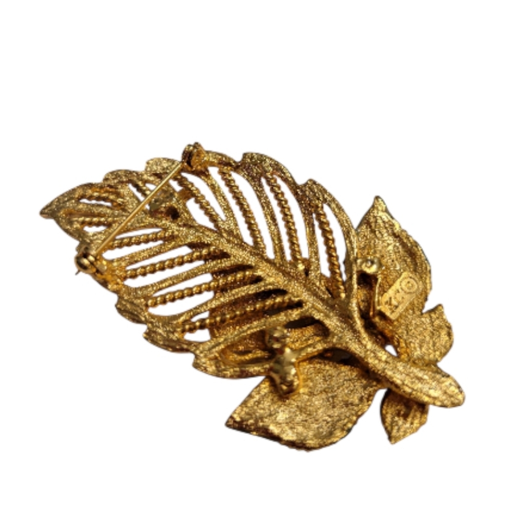 Vintage Giraffe on Gold-Tone Leaf Brooch Marked KC - Picture 7 of 7